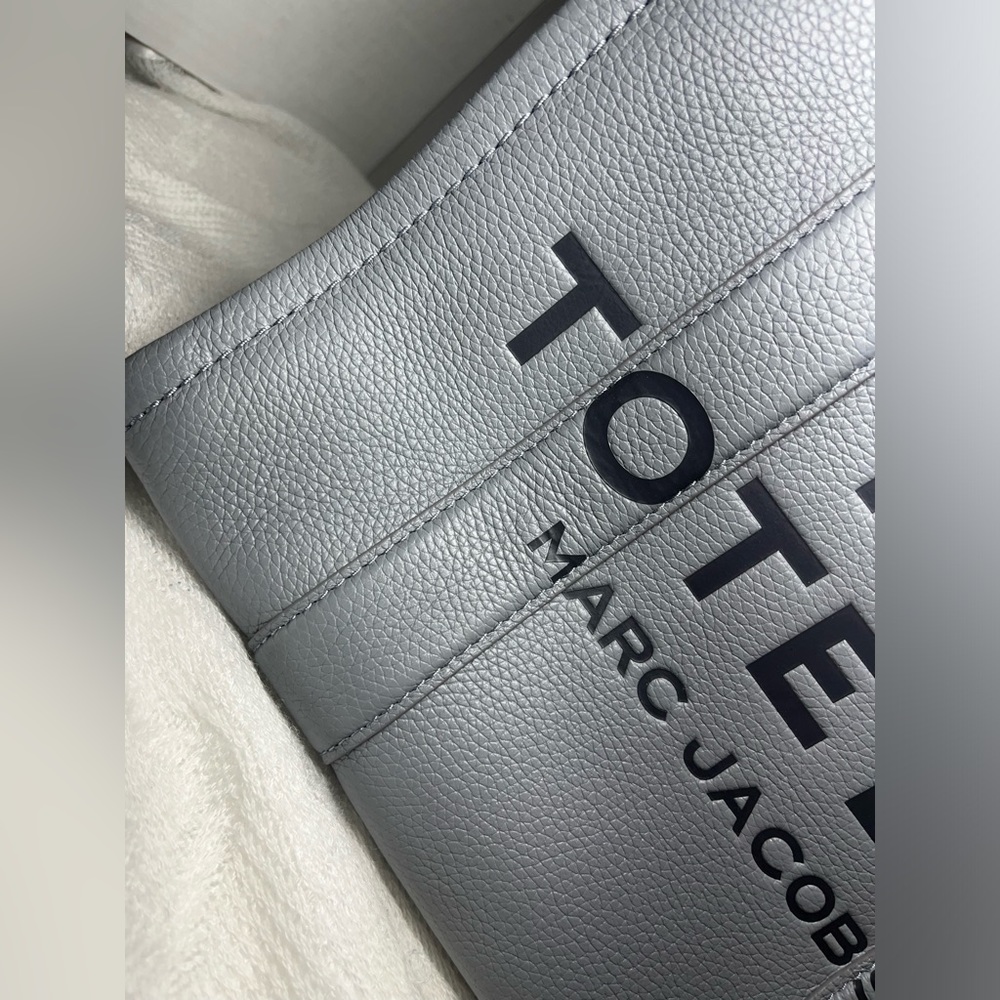 The Marc Jacob’s Leather Medium Tote Bag in Wolf Grey - Picture 3 of 12
